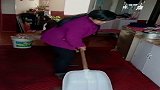 难得老妈来看我，进门后竟当起家庭主妇，世上果然只有妈妈好啊！