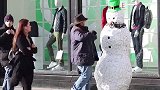 雪人恶作剧，假扮雪人恶搞路人，路人非常的疑惑