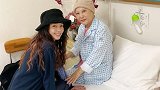 郭碧婷探望患癌的刘维母亲，送贺卡祝福她早日康复，真是人美心善