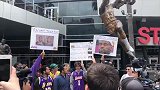 季后赛看得着实眼热！湖人球迷斯台普斯门口游行抗议