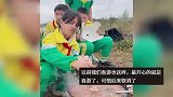 贵州小学生“老式”春游，背着食材和锅具徒步到野外，搭灶、生火、做饭、炒菜样样不落