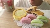 美女试吃草莓牛奶慕斯杯、奶油焦糖舒芙蕾蛋糕杯等