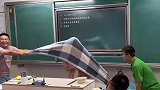 学生在班里模拟静电的产生，这个多少带点私人恩怨