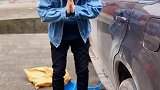 开始看到这一幕，很生气，以为邻居又在作祟扔垃圾，结果被打脸