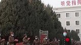 从军16载的老兵光荣退伍，妻子手捧鲜花迎接回家
