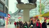 魔幻城市重庆独特的烟火气，一抬头就能看到轨道列车飞驰而过