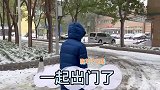 童心未泯！岁世界冠军陈芋汐爱玩雪，在别人汽车上堆起了小雪人