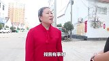 妈妈在家带孩子，夫妻俩不放心请假回家，走到门口却听见孩子在哭