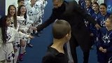 绅士！穆里尼奥与小球童互动 在女孩面前的举动太暖了