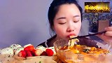 美食制作，大口吃米线，这吃相简直太有食欲了