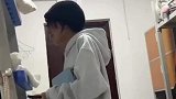 女生抱着平板找平板，差点找急眼了