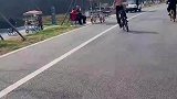 我像风一样自由，一男子绿道上花式骑行
