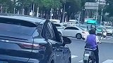 路上发现豪车，轮胎真的好宽