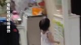 4岁萌娃在家“飞檐走壁”，徒手攀爬如履平地