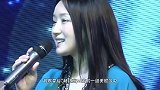 49岁杨钰莹脸胖身上却瘦，穿淡黄色方领裙，蛮腰纤细盈盈一握