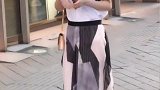 恬淡优雅，气质脱俗，应该会有很多男生喜欢这种类型的小姐姐吧
