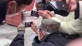 大爷在景区门口当起了人体机位