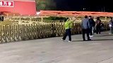 男子在天安门前路过，看到执勤哨兵不由自主地敬礼