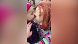 宝爸宝妈真会玩，把宝宝装扮成这个样子，参加化装舞会呢
