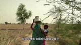 看看印度水妻生活多凄惨！娶回家只为了取水，难怪瘦骨如柴