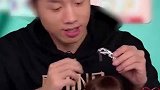 喜剧人许昕把皇冠戴成发箍，娃娃你自己看看，好看嘛