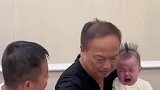 在外威风凛凛，抱着大孙女却毫无办法