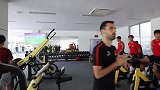 休赛期华夏将士健身房走起 动感单车上张呈栋表情轻松