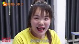 同学嘲笑胖妞大脸，胖妞用黑色粘土自制瓜子脸，这下不怕同学说了