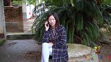 美女打电话吹牛，小伙在一旁听不下去了，吹得更很，都是人才啊