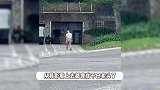 具俊晔墓园看大S被偶遇，身形佝偻瘦成皮包骨，背影孤独心酸看得人心疼