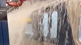美国：创纪录暴雨席卷纽约，洪水倒灌地铁站成“瀑布”
