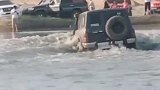越野车“水中漫步”丝毫不费力,果然强悍啊！