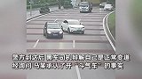 “路怒症”司机开斗气车，1分钟内多次恶意别车变道，交警：你耍霸道吗！