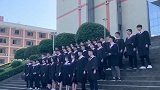 大学生借学士服给外卖小哥拍毕业照