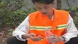 环卫工小伙顶着烈日扫街，善良女孩热心送水，次日他竟做出这种事