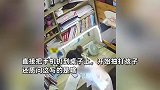 女子辅导孩子写作业情绪崩溃，疯狂打孩子再拍自己，歇斯底里怒吼