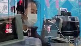 男子到柜台销卡，一听销6张工作人员表情亮了