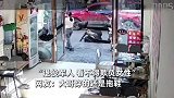 男子街边暴打女子,退伍大哥瞬间起身飞踹制止:看不得欺负女性