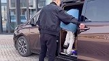 朋友来杭州 吃住全部安排临走时给他包里塞了一万块 永远忘不了我们落魄时 就他肯借一千块给我们 恩情一辈子