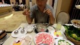 在三亚星级酒店，品尝海南的特色椰子鸡，一不小心就吃多了