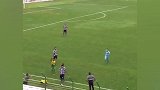 这球踢得也太脏了 被花式穿裆后小哥心态直接爆炸