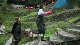 宋茜不愧是青岛大妞，刚到鱼塘直接往里跳，把陈乔恩吓懵了