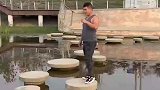 男子跳在石板边上，这核心力量是真的强！还以为会掉下来