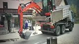 实拍小型挖掘机从卡车上卸载，你确定这样做不要赔钱