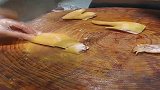 广东湛江白斩鸡斩件，一斤斩完剩八两，老板还有二两能还给我吗