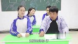 表演课女同学模仿皇后，需要老师和同学配合，没想老师被整惨了