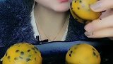 吃冰小姐姐，这百香果碎冰“汉堡”真是第一次见，听咀嚼声真脆啊