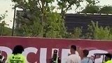 训练结束后C罗向等候他的球迷致意 引发阵阵欢呼