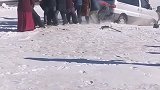 大雪路上互帮互助，精神可嘉
