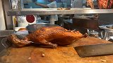 香港接头美食，老店的招牌菜脆皮烧鹅，里面都是肉汁，真太香了！